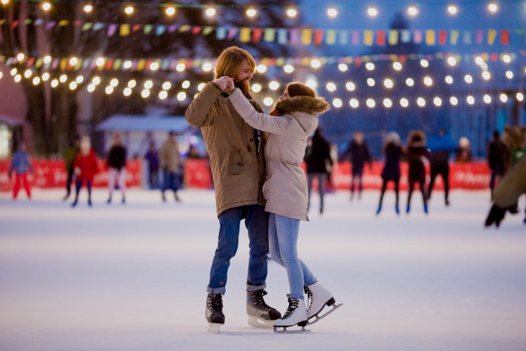 Cosas que hacer en Barcelona pareja patinando