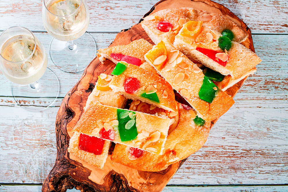 Postre típico de la fiesta de San Juan en Cataluña. Coca de San Juan de fruta acompañada por dos copas de capa.