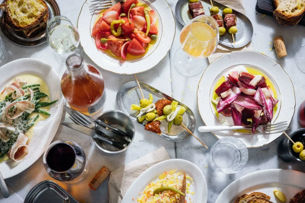 Mesa con tapas variadas en un bar de Barcelona
