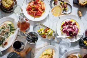 Mesa con tapas variadas en un bar de Barcelona